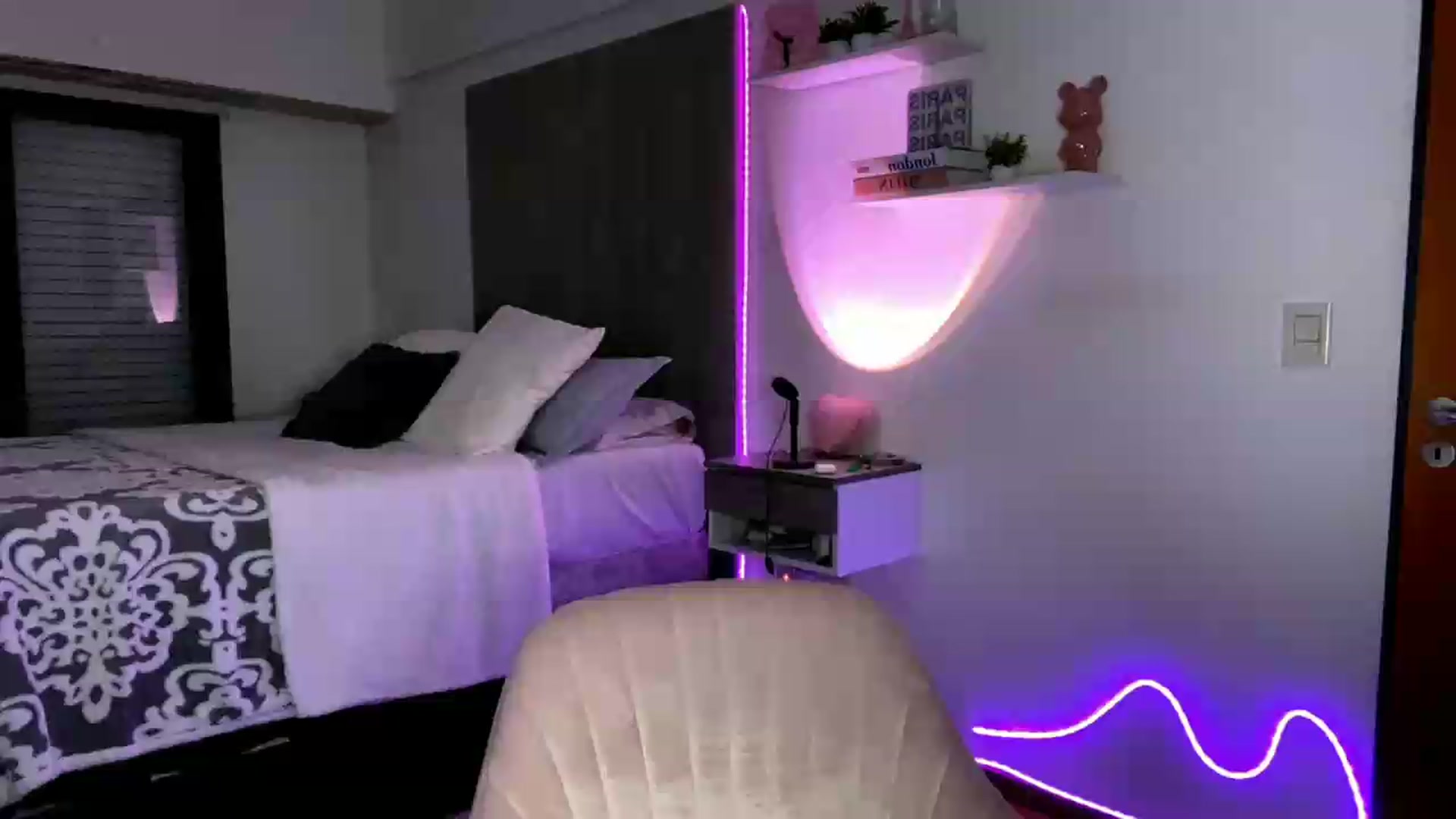 Gallery image thumbnail from SashaEmber's myfreecams stream on, 09/04/2026, 02:09 image 1 of 20