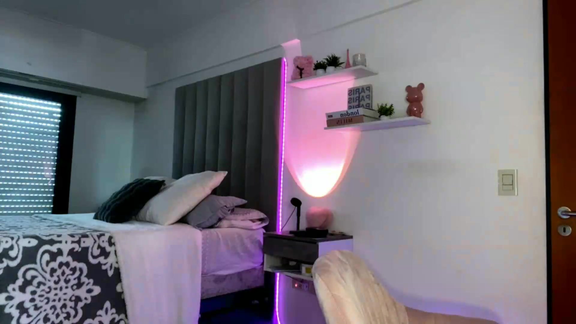 Gallery image thumbnail from SashaEmber's myfreecams stream on, 09/08/2026, 16:23 image 17 of 20