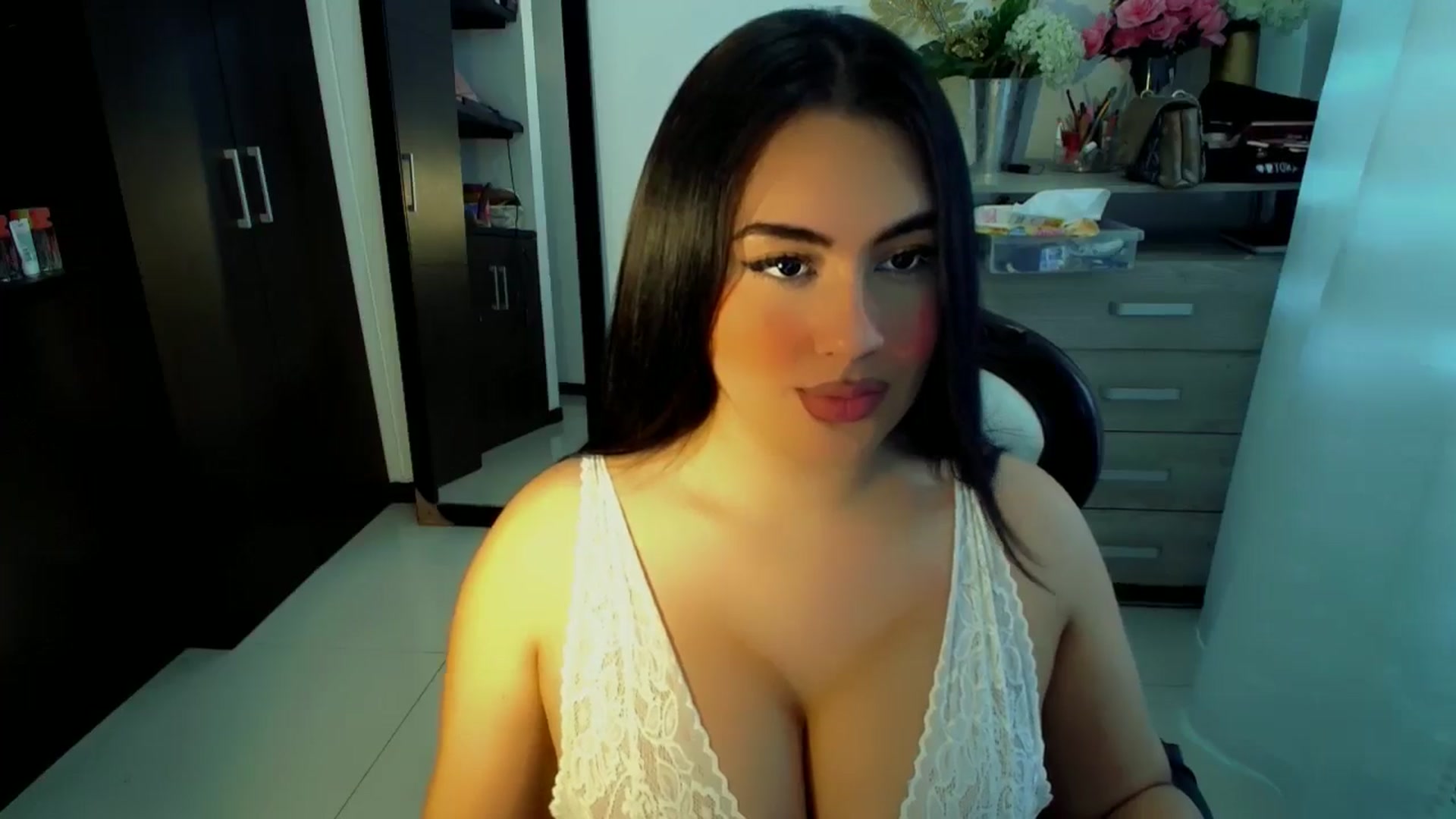 Gallery image thumbnail from SashaGreeyy's myfreecams stream on, 12/05/2024, 19:05 image 6 of 20
