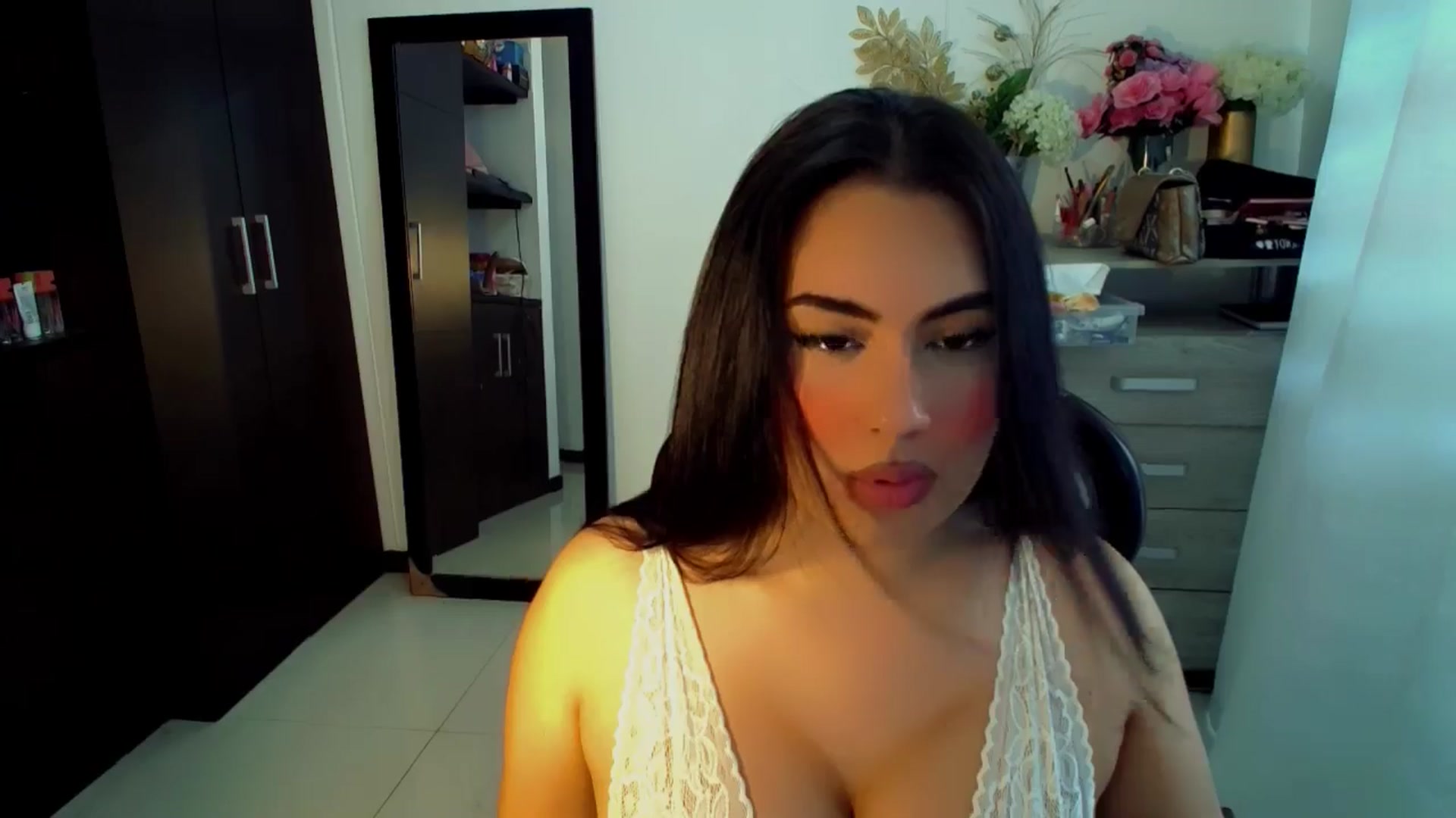 Gallery image thumbnail from SashaGreeyy's myfreecams stream on, 12/05/2024, 19:05 image 11 of 20