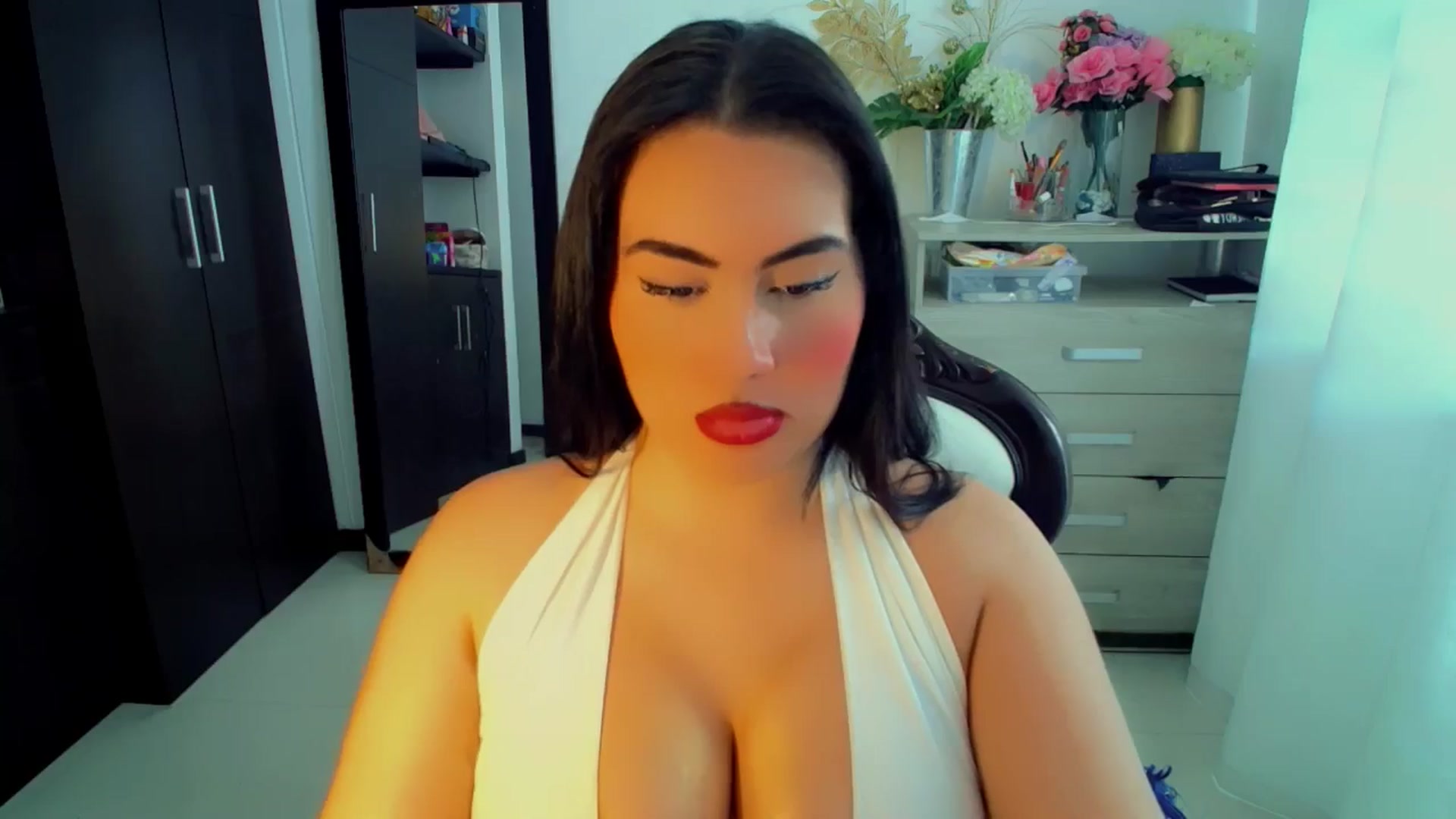 Gallery image thumbnail from SashaGreeyy's myfreecams stream on, 12/06/2024, 19:17 image 6 of 20