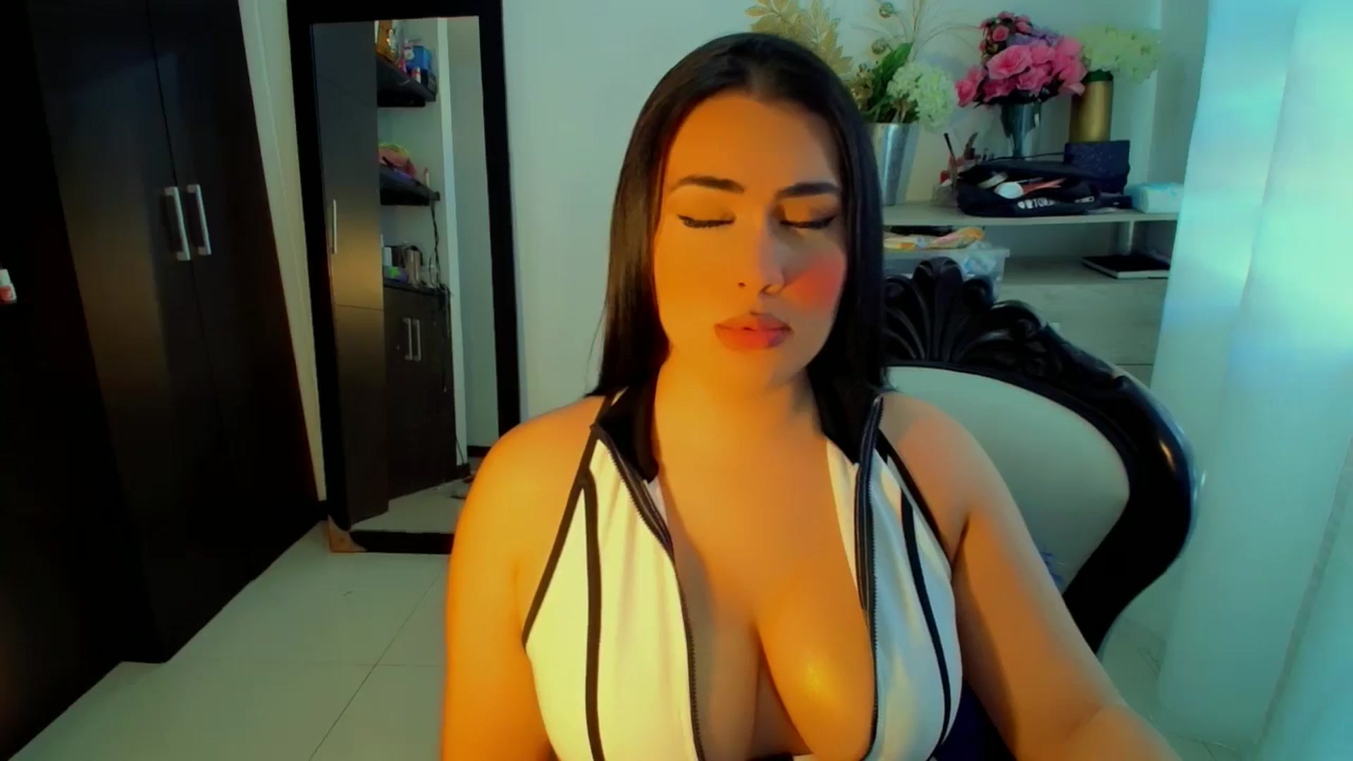 Gallery image thumbnail from SashaGreeyy's myfreecams stream on, 12/08/2024, 17:41 image 16 of 20