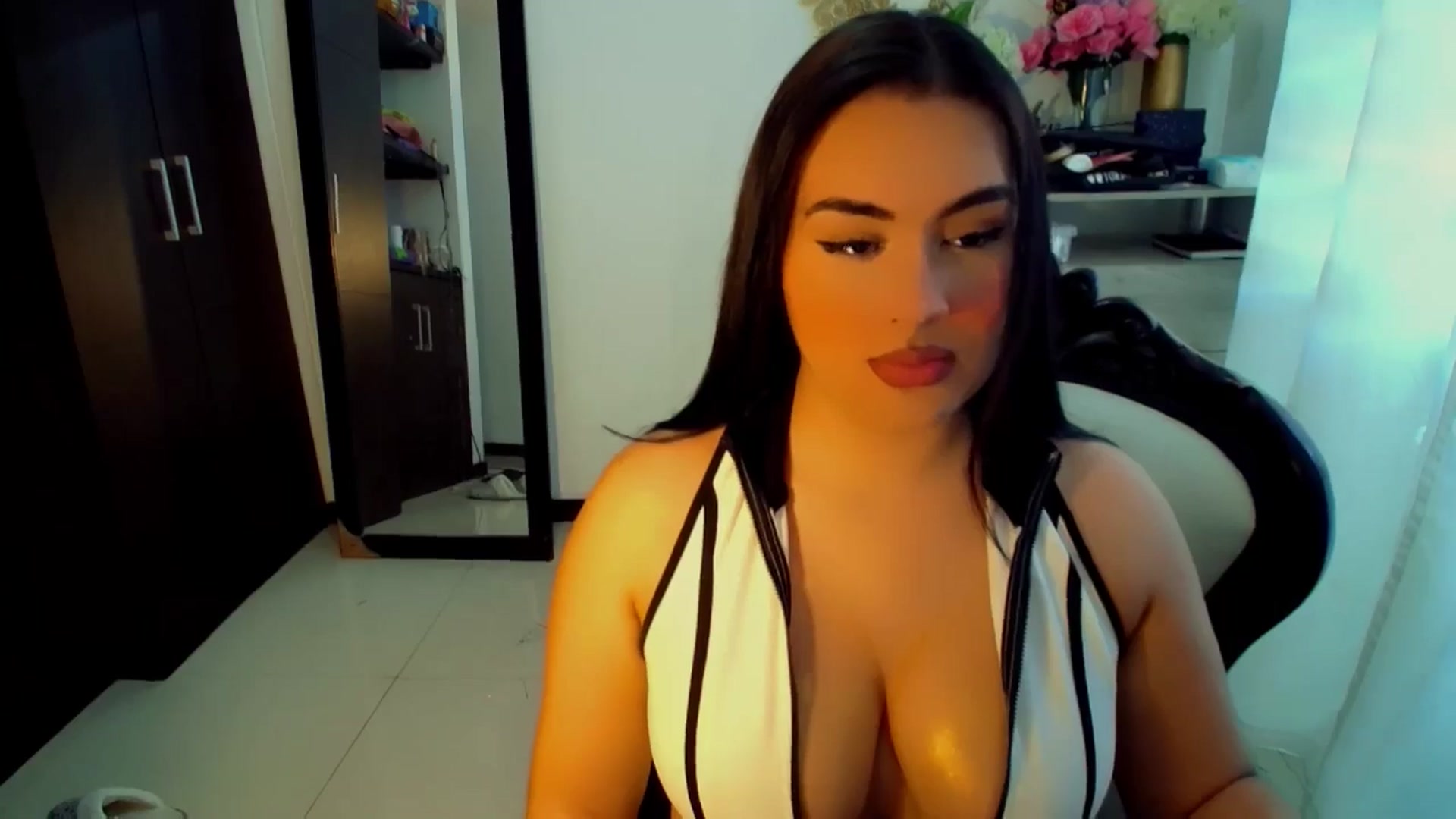 Gallery image thumbnail from SashaGreeyy's myfreecams stream on, 12/08/2024, 17:41 image 3 of 20
