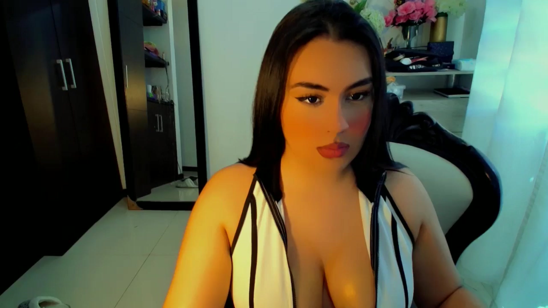 Gallery image thumbnail from SashaGreeyy's myfreecams stream on, 12/08/2024, 17:41 image 8 of 20