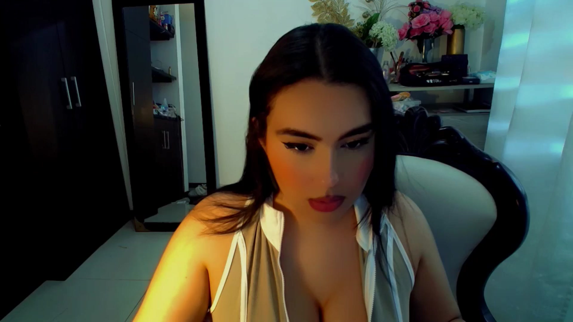 Gallery image thumbnail from SashaGreeyy's myfreecams stream on, 12/10/2024, 20:08 image 3 of 20