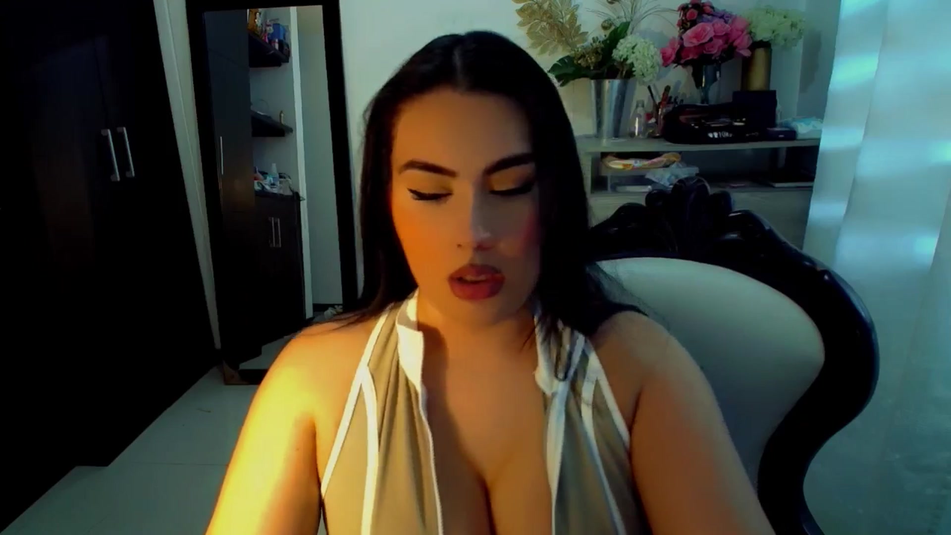 Gallery image thumbnail from SashaGreeyy's myfreecams stream on, 12/10/2024, 20:08 image 4 of 20