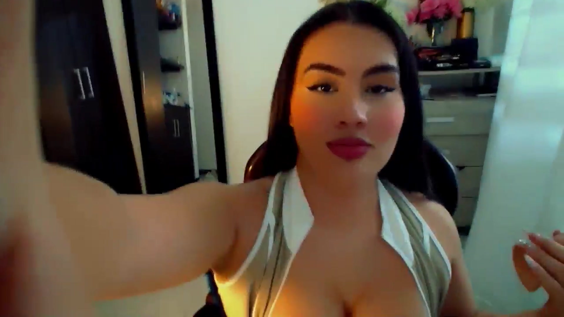 Gallery image thumbnail from SashaGreeyy's myfreecams stream on, 12/10/2024, 20:08 image 8 of 20