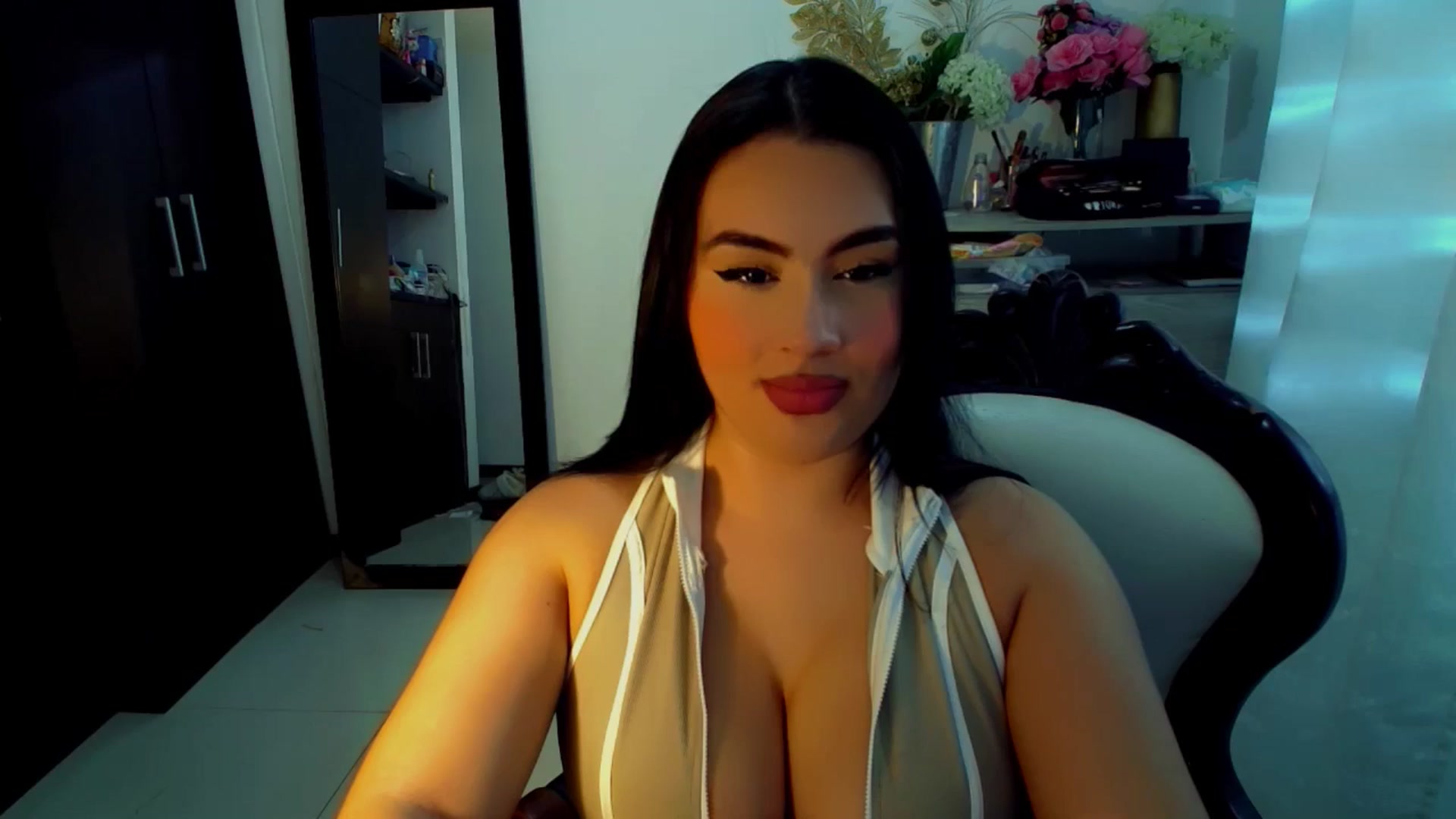 Gallery image thumbnail from SashaGreeyy's myfreecams stream on, 12/10/2024, 20:08 image 1 of 20