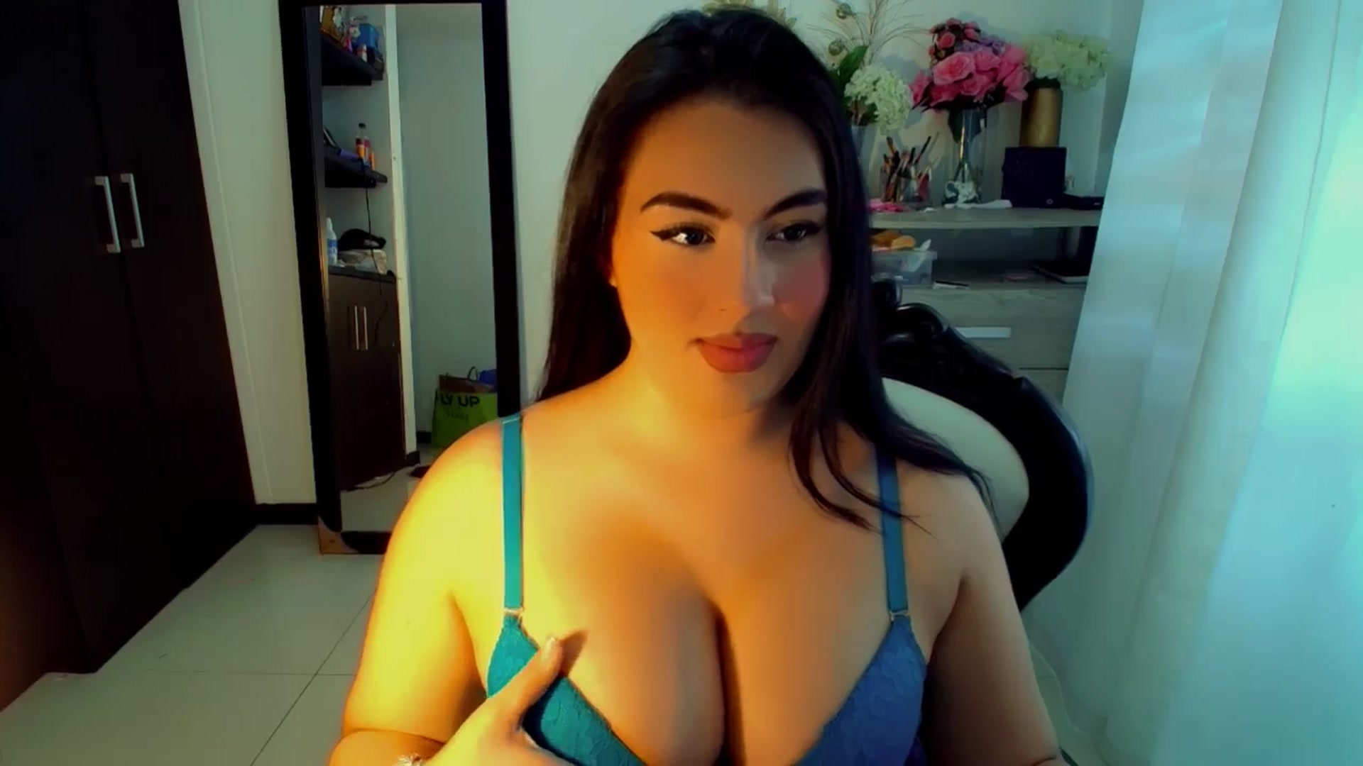 Gallery image thumbnail from SashaGreeyy's myfreecams stream on, 12/14/2024, 19:45 image 9 of 20