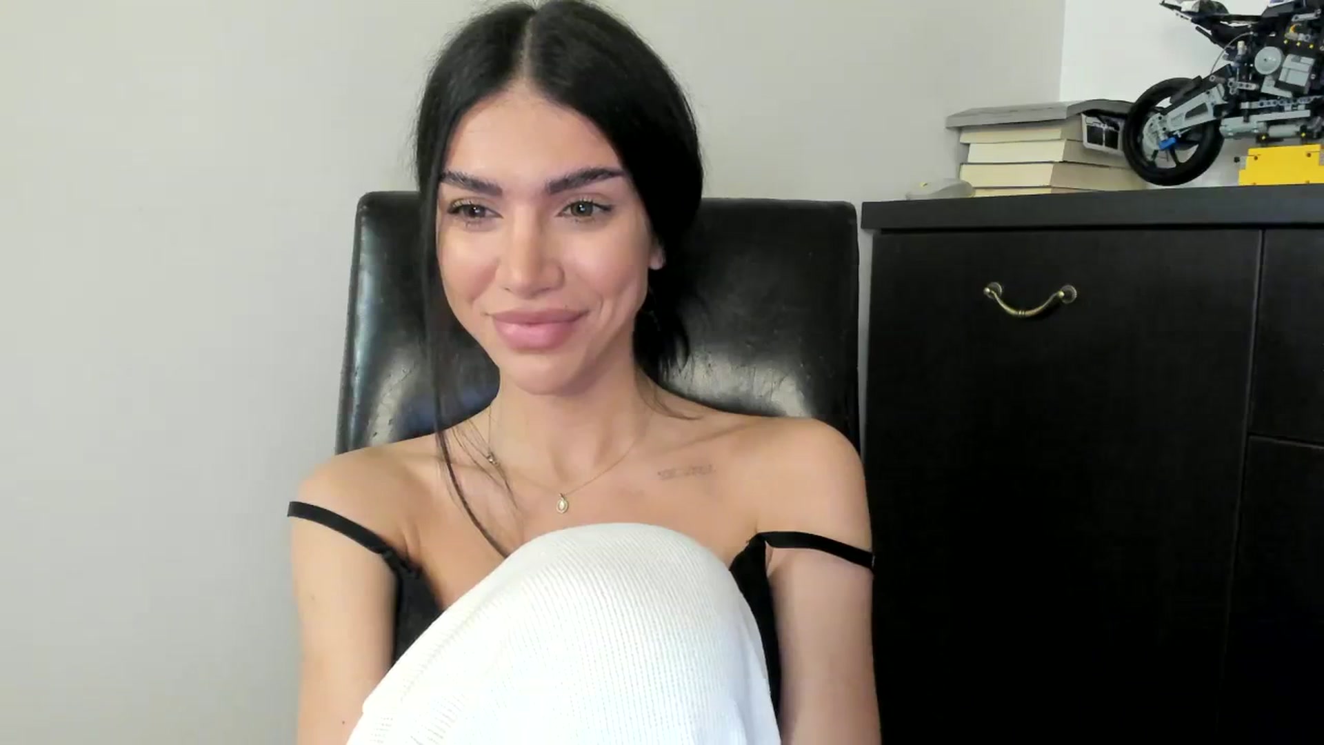 Gallery image thumbnail from SashaLopez's myfreecams stream on, 11/21/2023, 23:14 image 11 of 20