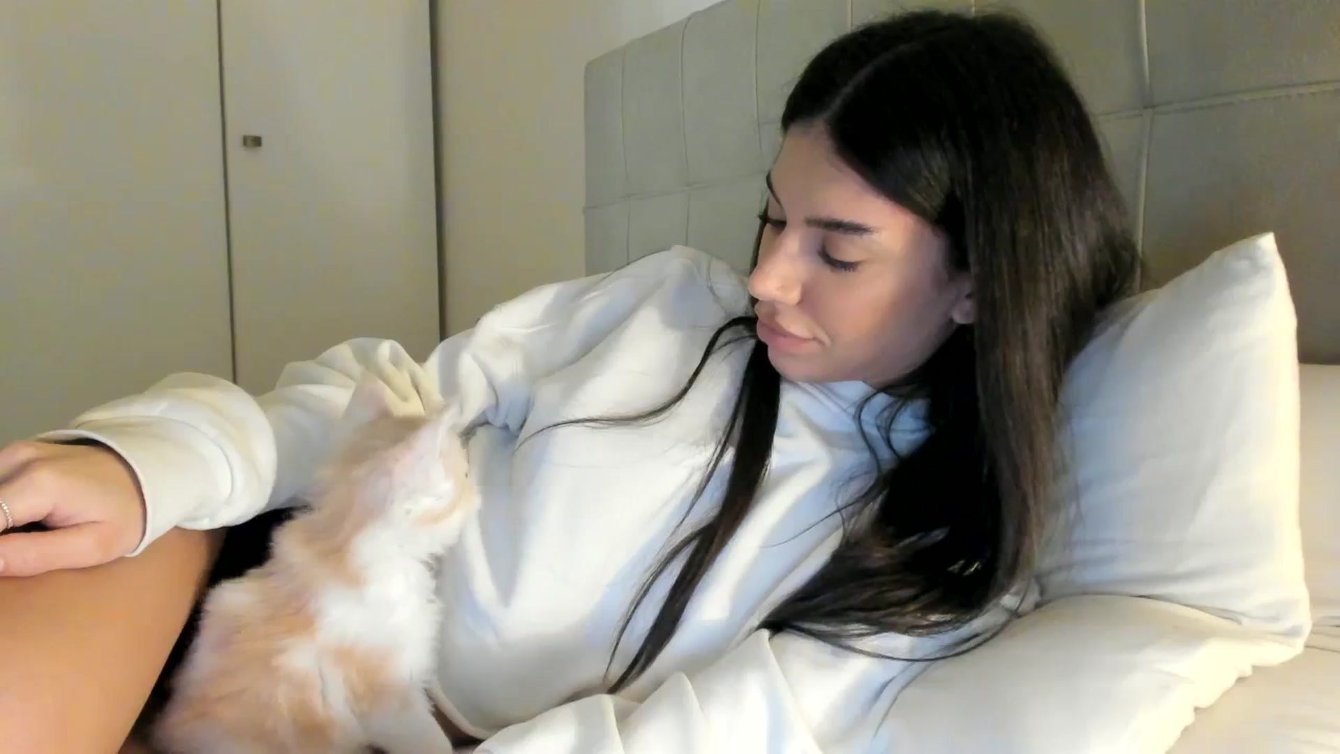 Gallery image thumbnail from SashaLopez's myfreecams stream on, 12/19/2023, 21:15 image 16 of 20