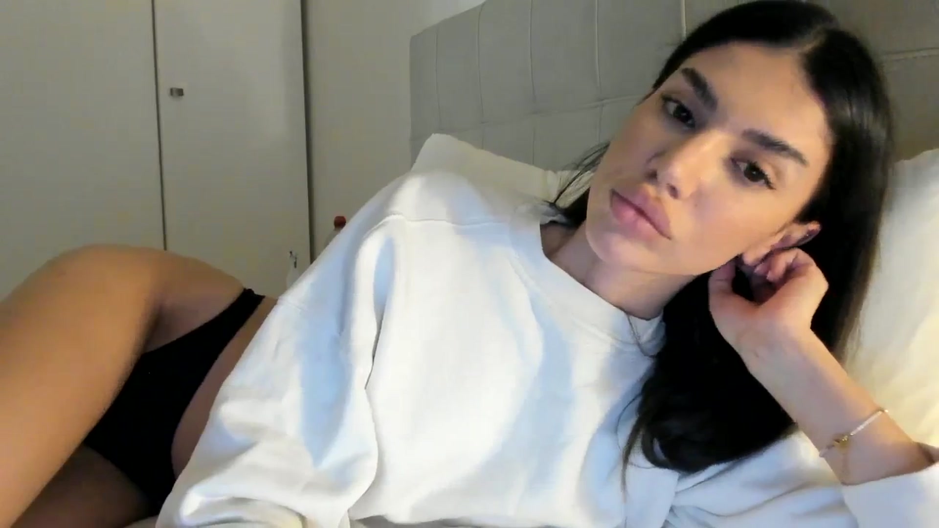 Gallery image thumbnail from SashaLopez's myfreecams stream on, 12/19/2023, 21:15 image 6 of 20