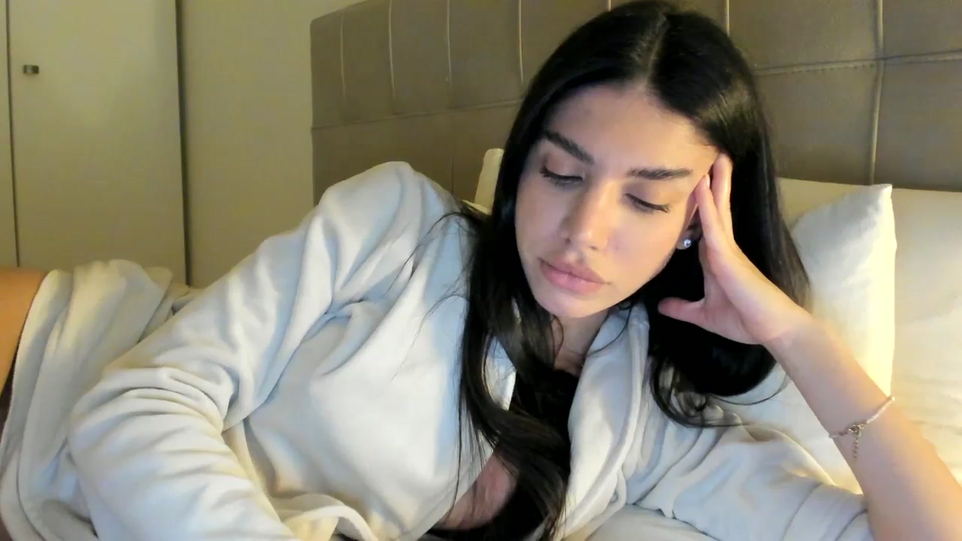Gallery image thumbnail from SashaLopez's myfreecams stream on, 12/21/2023, 22:07 image 17 of 20