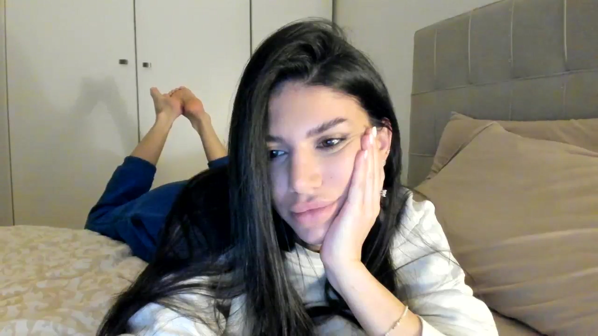 Gallery image thumbnail from SashaLopez's myfreecams stream on, 01/01/2024, 24:36 image 13 of 20