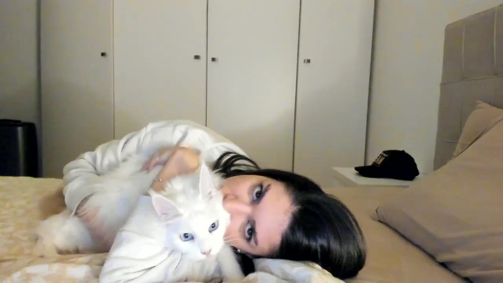Gallery image thumbnail from SashaLopez's myfreecams stream on, 01/01/2024, 24:36 image 8 of 20
