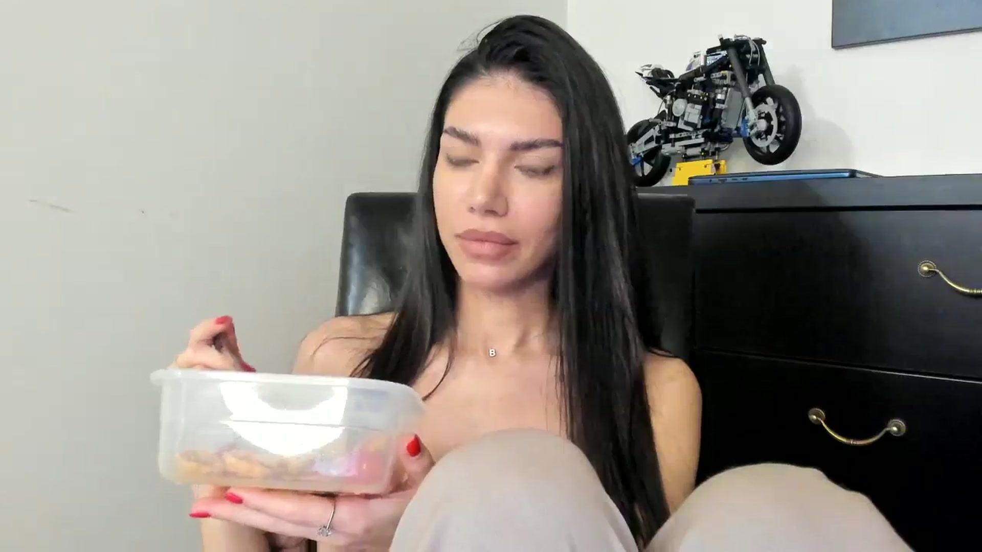 Gallery image thumbnail from SashaLopez's myfreecams stream on, 01/01/2024, 23:56 image 14 of 20