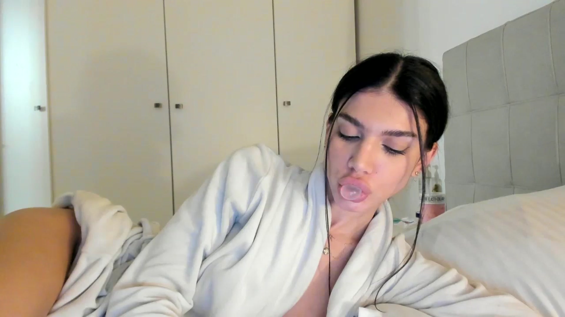 Gallery image thumbnail from SashaLopez's myfreecams stream on, 03/07/2024, 24:01 image 4 of 20