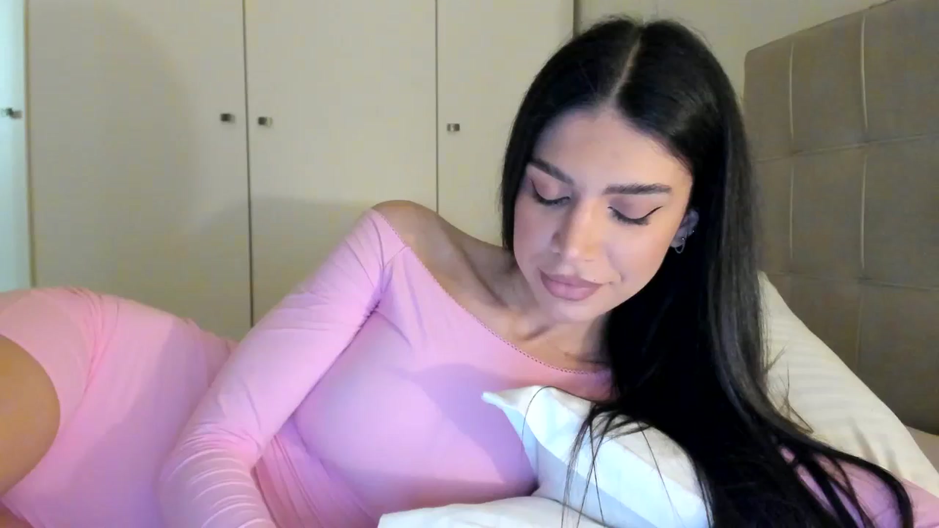 Gallery image thumbnail from SashaLopez's myfreecams stream on, 03/08/2024, 21:33 image 12 of 20