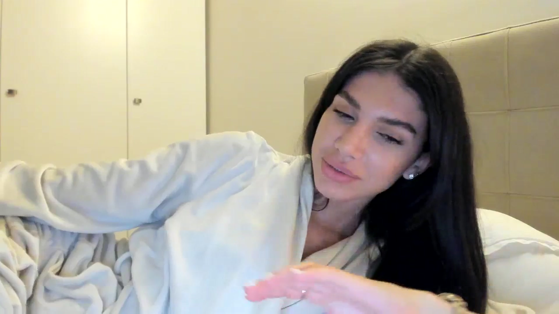 Gallery image thumbnail from SashaLopez's myfreecams stream on, 04/05/2024, 23:10 image 7 of 20