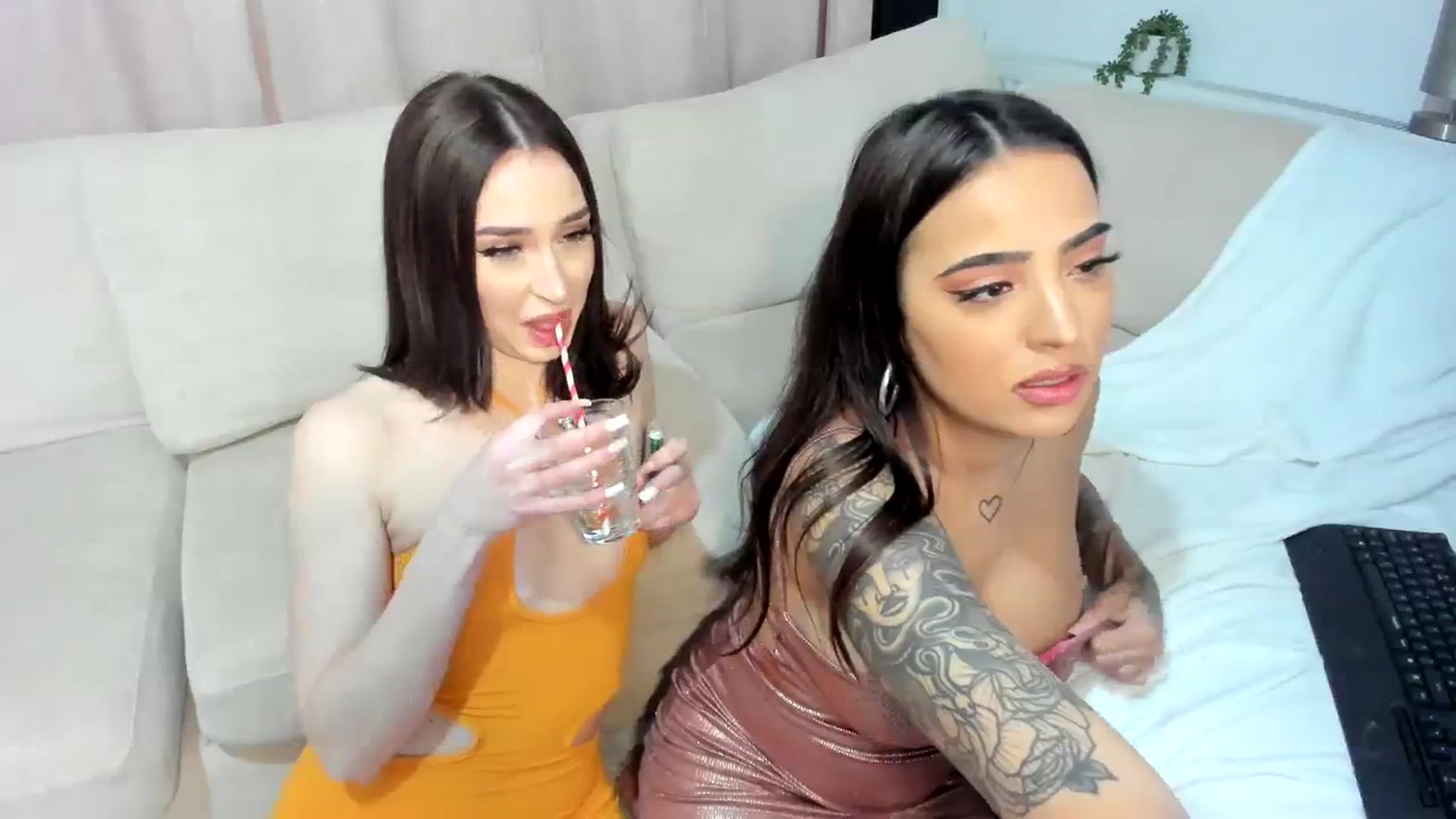 Gallery image thumbnail from SashaSwan's myfreecams stream on, 03/08/2024, 22:48 image 15 of 20