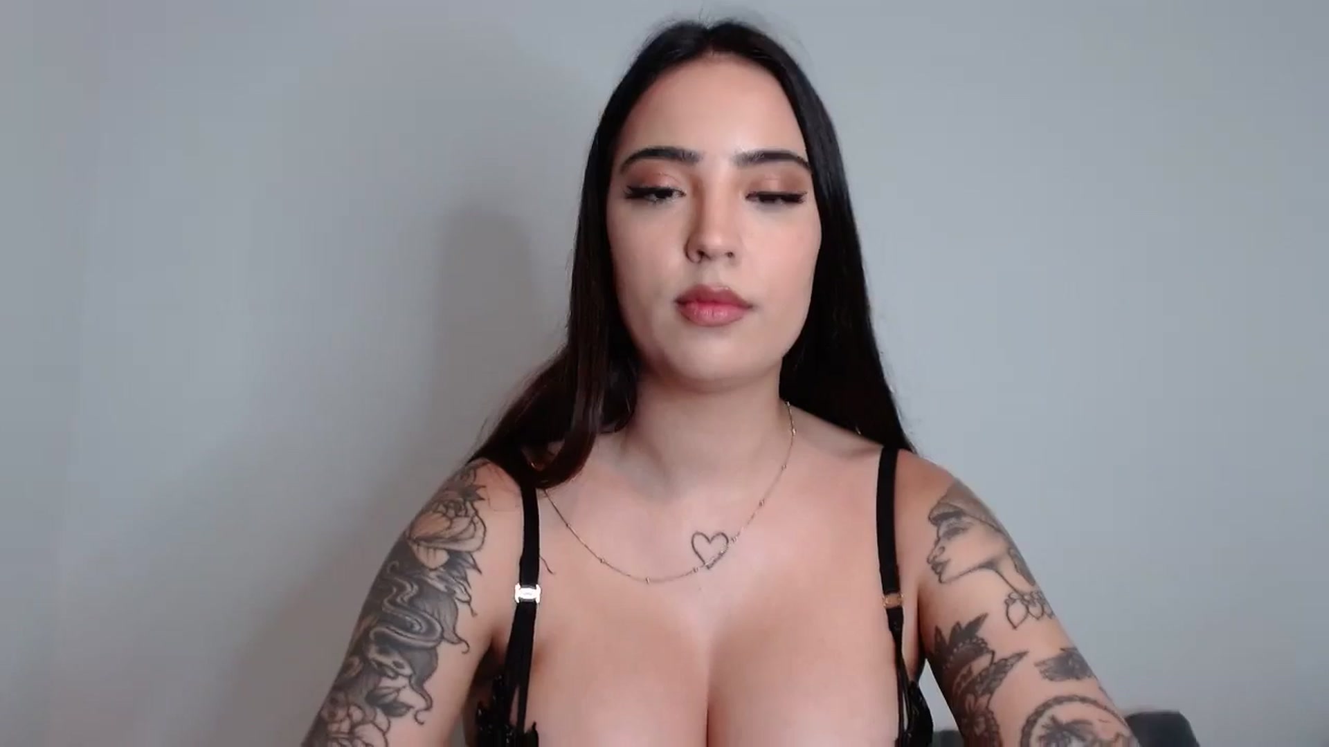 Gallery image thumbnail from SashaSwan's myfreecams stream on, 05/31/2024, 20:00 image 17 of 20