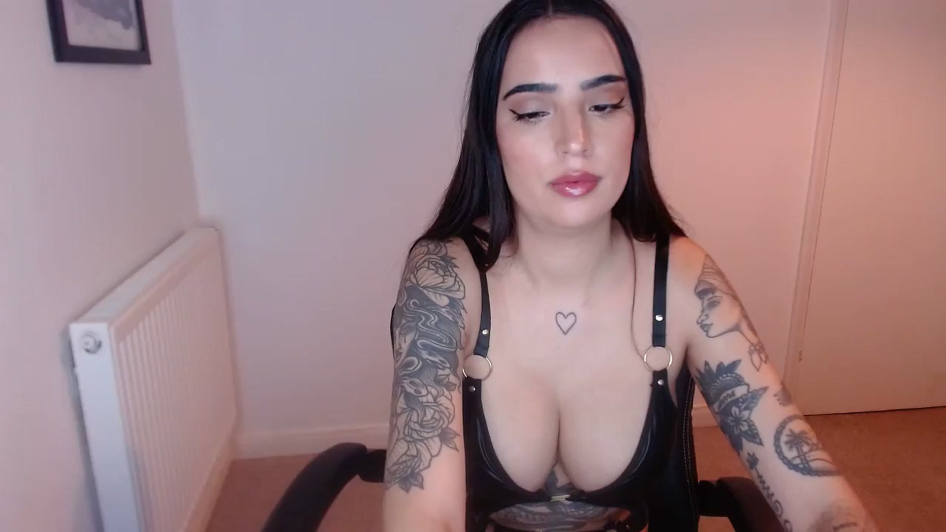 Gallery image thumbnail from SashaSwan's myfreecams stream on, 11/01/2024, 22:04 image 17 of 20