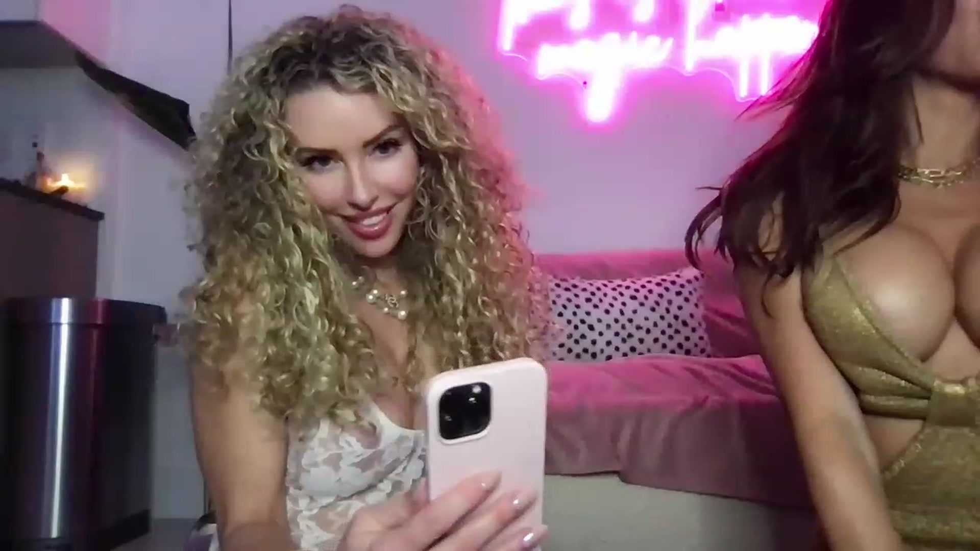 Gallery image thumbnail from SashaWest's myfreecams stream on, 12/09/2022, 02:49 image 10 of 20