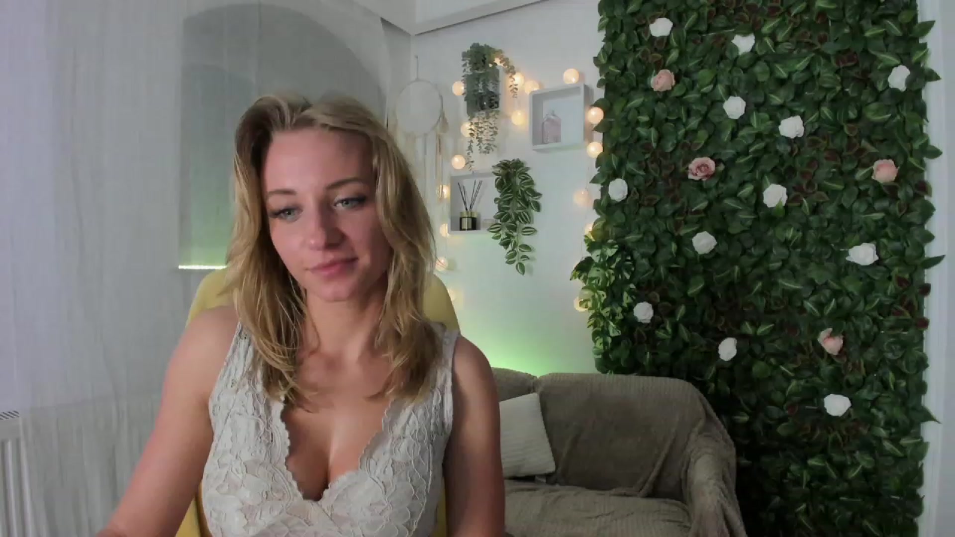 Gallery image thumbnail from Sasha_Nice's myfreecams stream on, 05/01/2023, 22:34 image 4 of 20