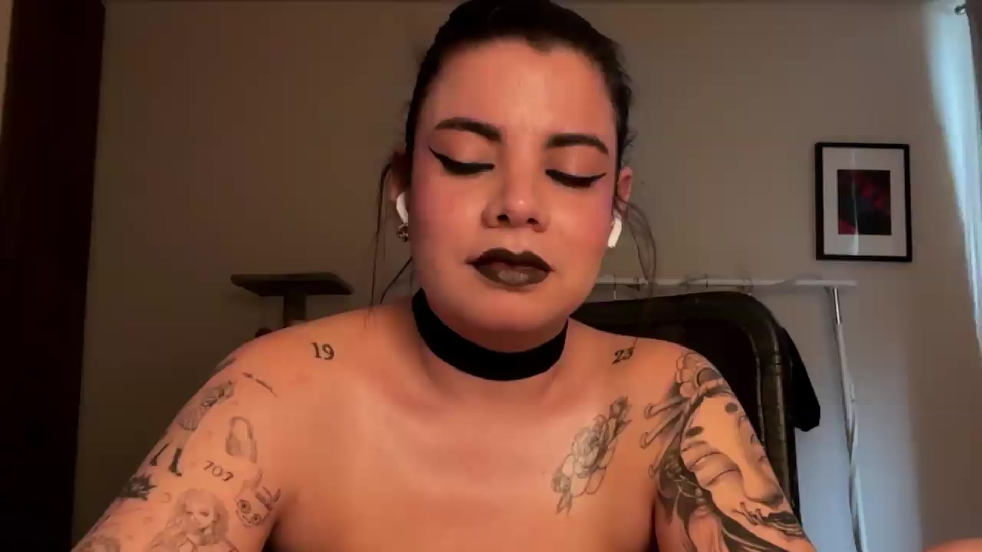 Gallery image thumbnail from Sasha_Noir's myfreecams stream on, 05/21/2026, 23:27 image 14 of 20
