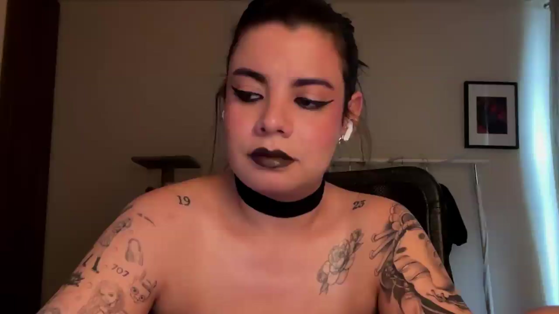 Gallery image thumbnail from Sasha_Noir's myfreecams stream on, 05/21/2026, 23:27 image 13 of 20