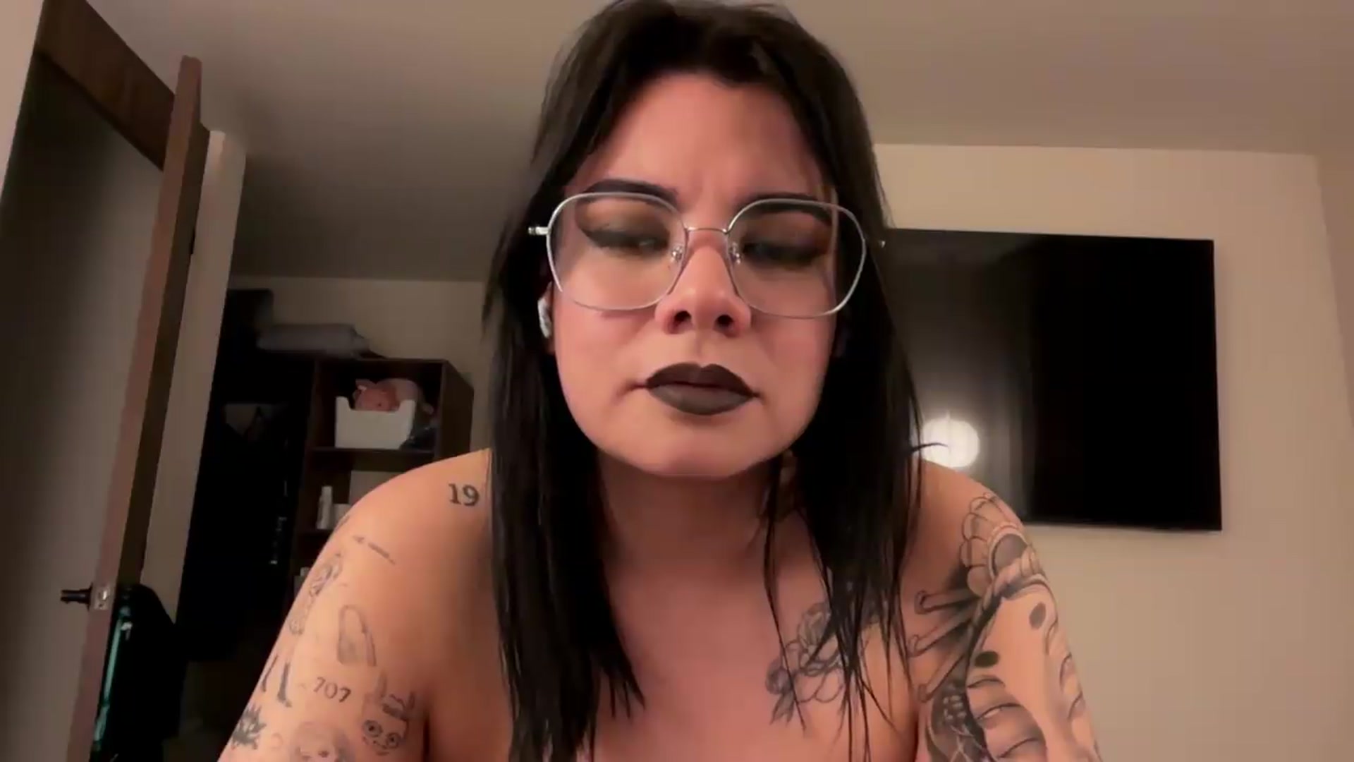 Gallery image thumbnail from Sasha_Noir's myfreecams stream on, 06/15/2026, 03:21 image 16 of 20