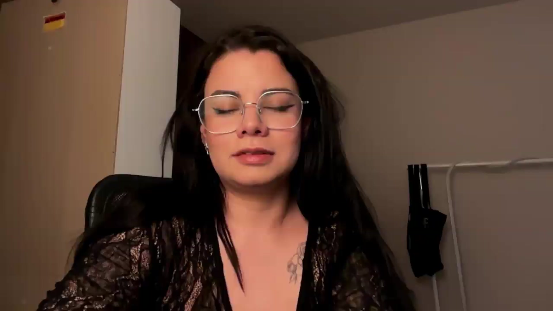 Gallery image thumbnail from Sasha_Noir's myfreecams stream on, 08/04/2026, 23:57 image 12 of 20