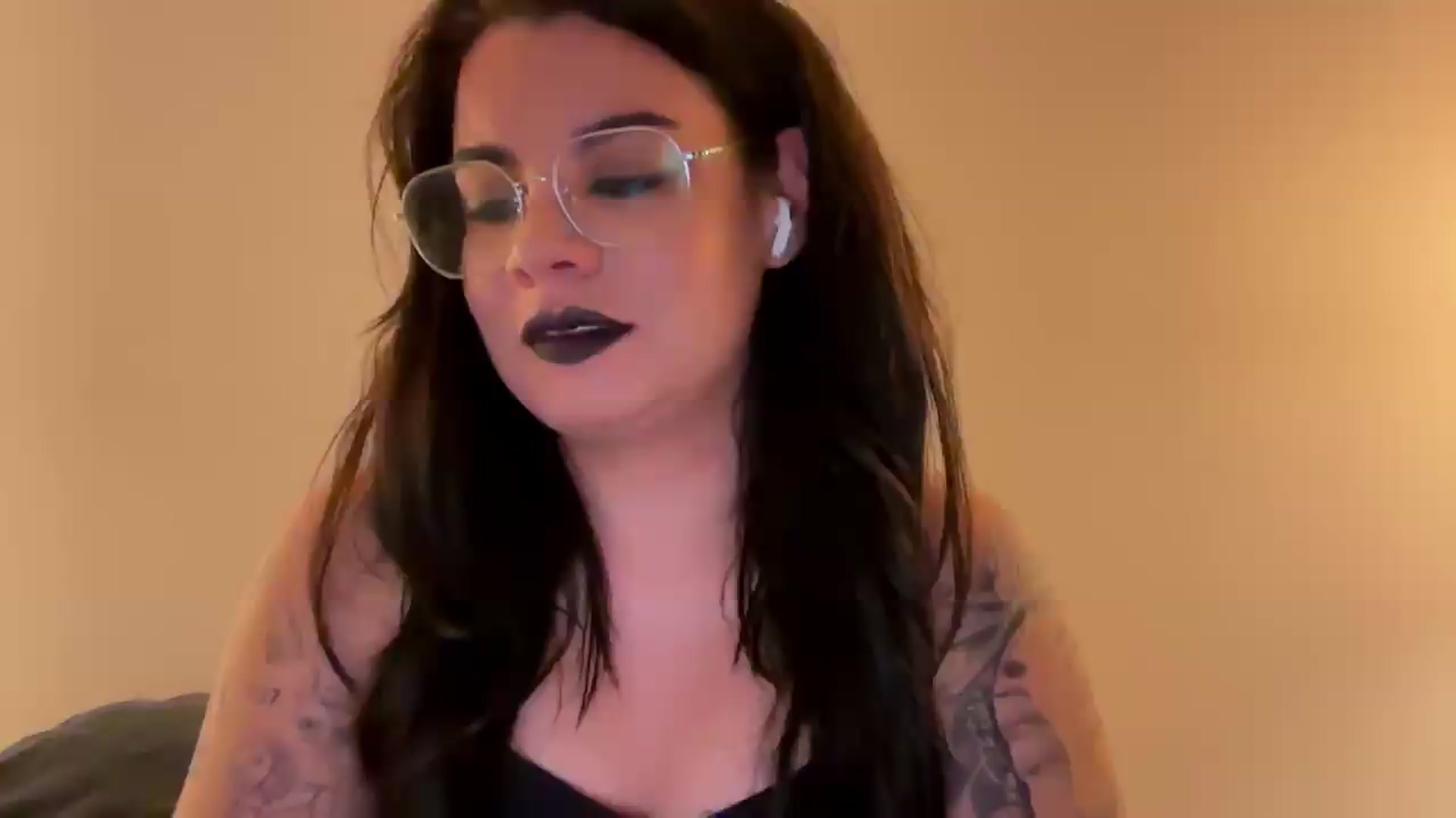 Gallery image thumbnail from Sasha_Noir's myfreecams stream on, 08/05/2026, 23:15 image 8 of 20