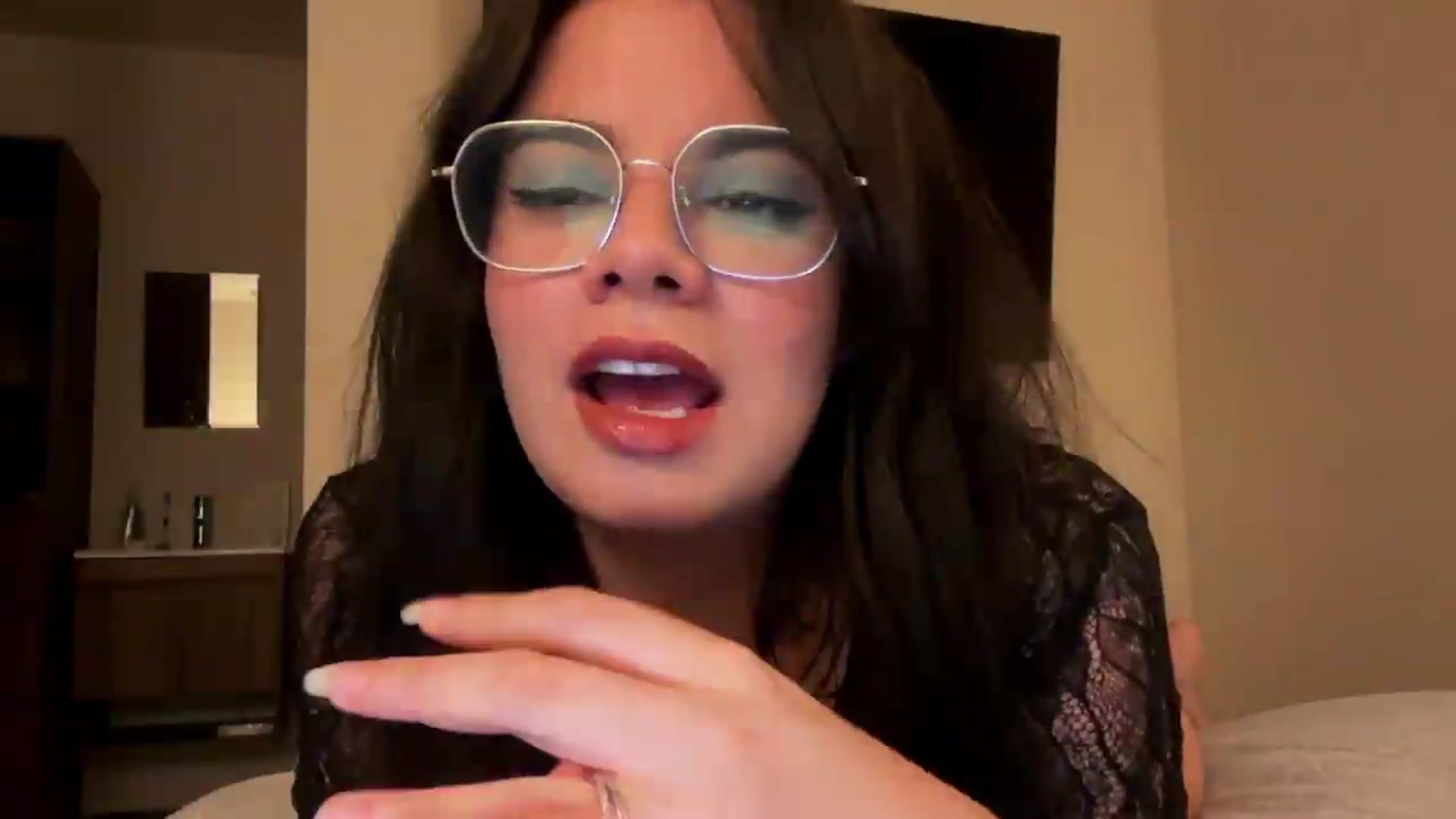 Gallery image thumbnail from Sasha_Noir's myfreecams stream on, 08/12/2026, 04:07 image 6 of 20