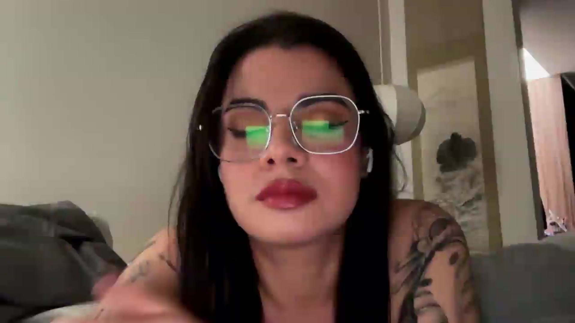 Gallery image thumbnail from Sasha_Noir's myfreecams stream on, 08/15/2026, 22:57 image 16 of 20
