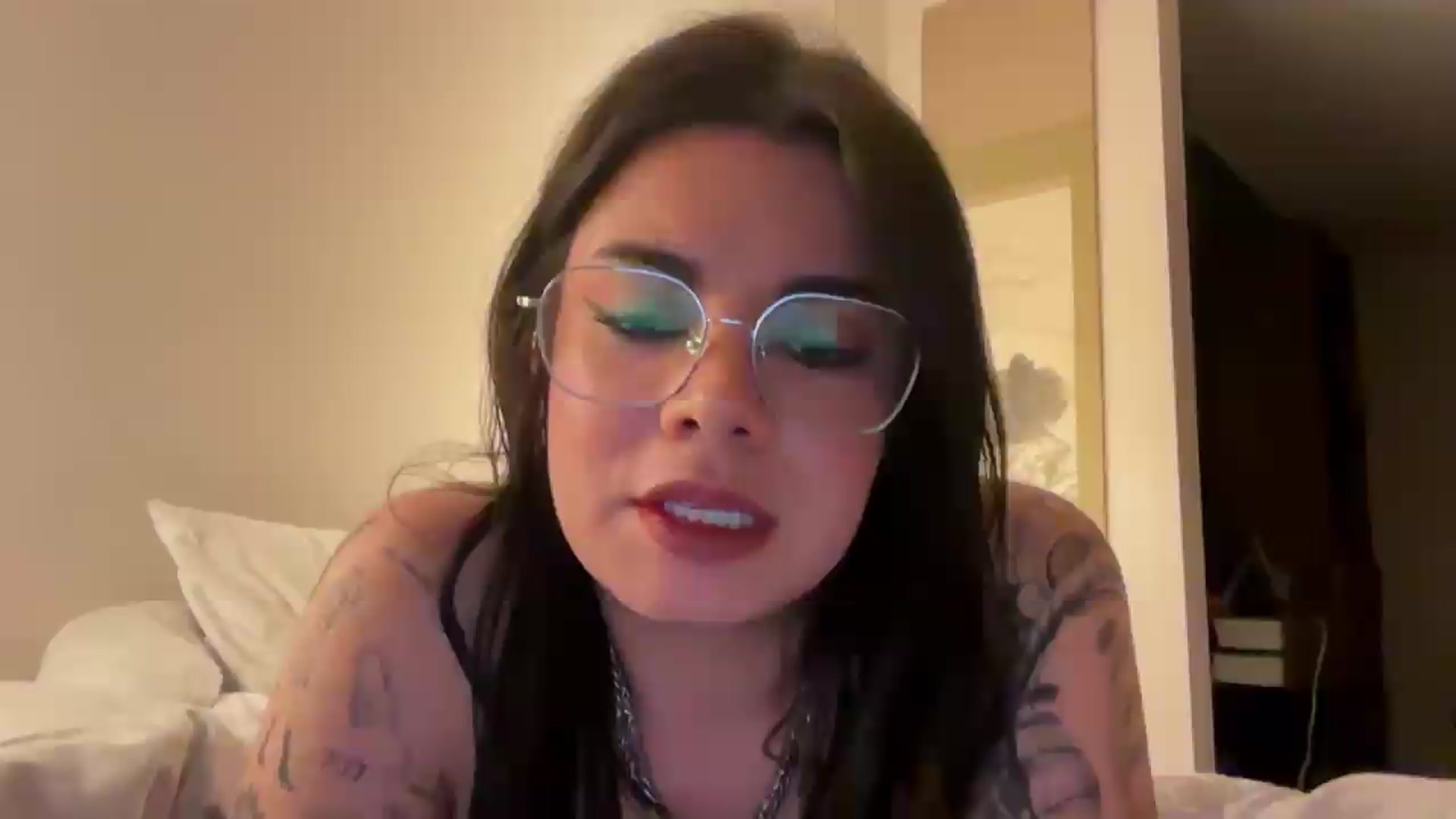 Gallery image thumbnail from Sasha_Noir's myfreecams stream on, 08/21/2026, 03:18 image 16 of 20