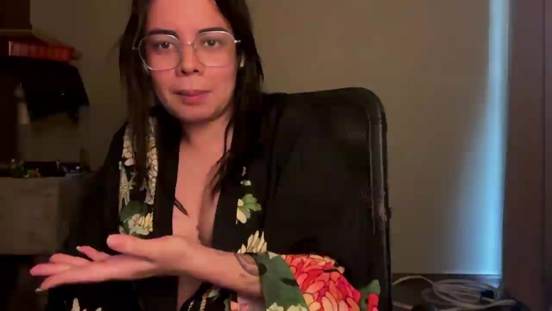 Gallery image thumbnail from Sasha_Noir's myfreecams stream on, 08/27/2026, 01:01 image 16 of 20