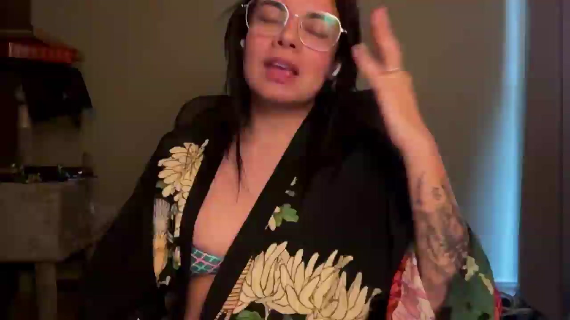 Gallery image thumbnail from Sasha_Noir's myfreecams stream on, 08/27/2026, 01:01 image 15 of 20
