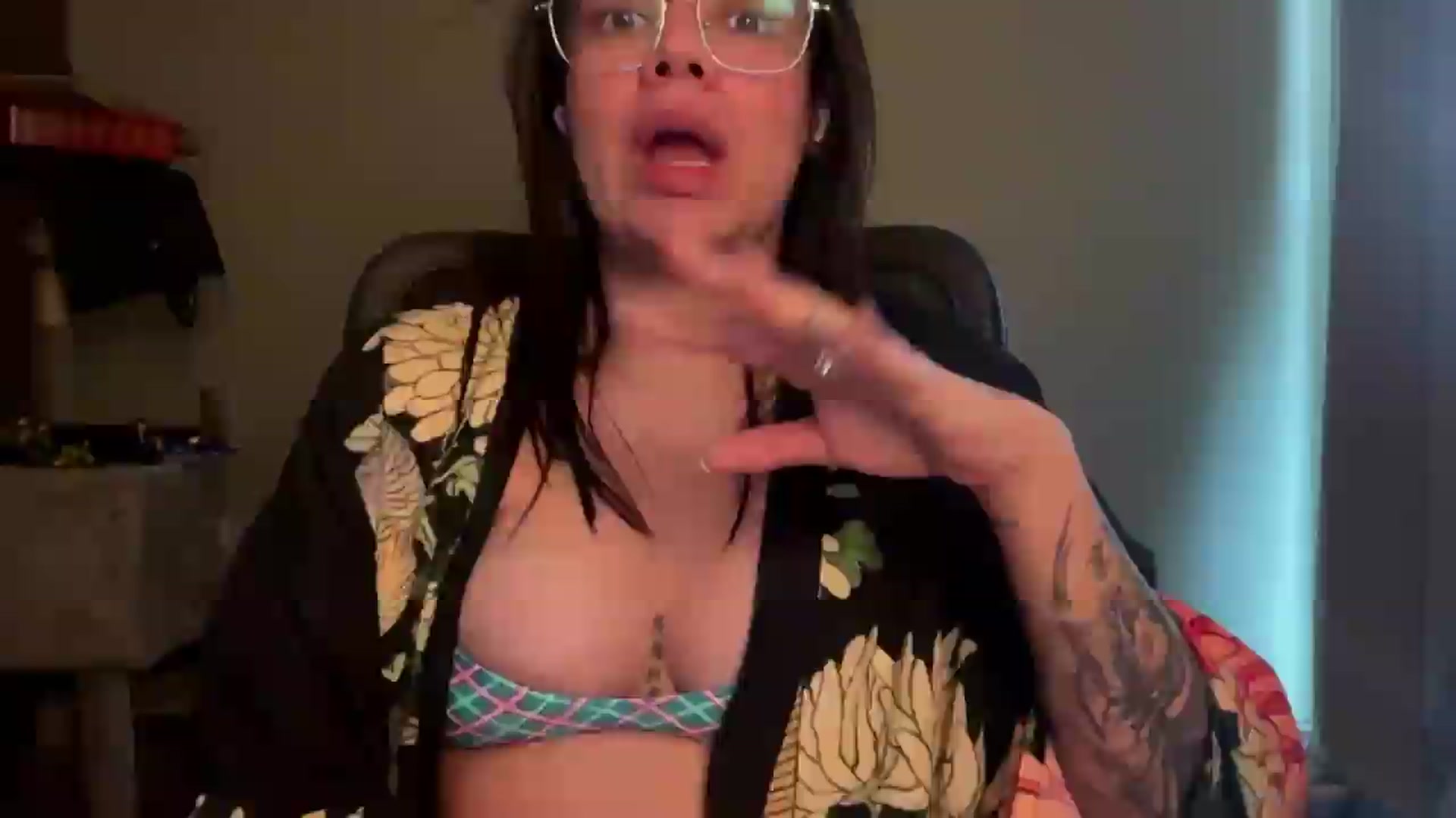 Gallery image thumbnail from Sasha_Noir's myfreecams stream on, 08/27/2026, 01:01 image 9 of 20