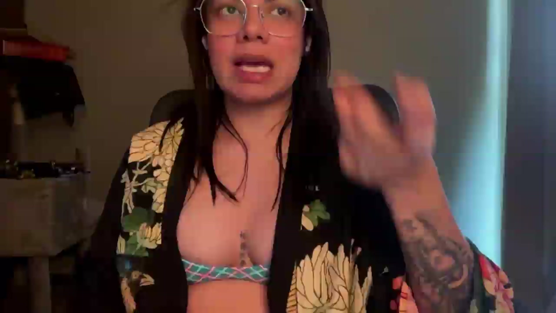 Gallery image thumbnail from Sasha_Noir's myfreecams stream on, 08/27/2026, 01:01 image 8 of 20