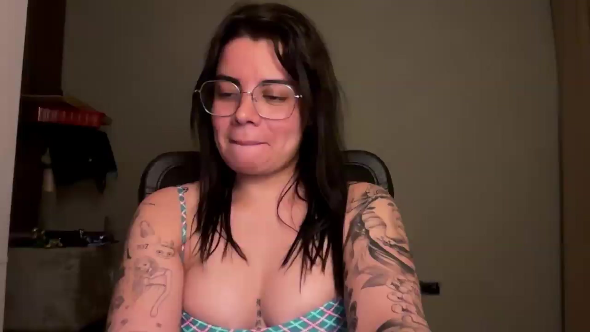 Gallery image thumbnail from Sasha_Noir's myfreecams stream on, 08/27/2026, 02:35 image 19 of 20