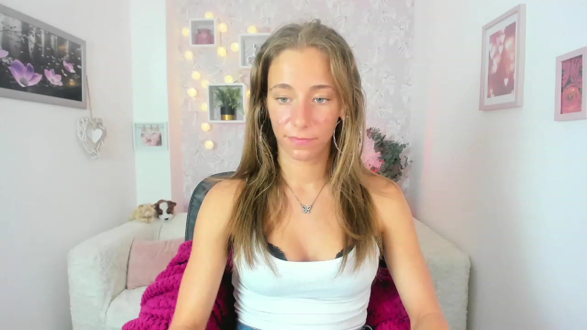 Gallery image thumbnail from Sasha_White18's myfreecams stream on, 05/25/2023, 15:33 image 7 of 20