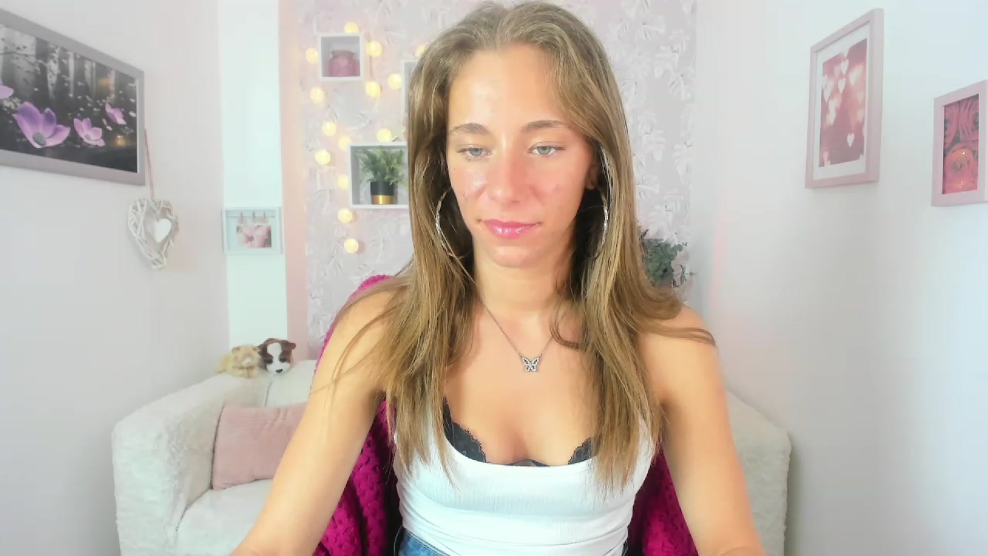 Gallery image thumbnail from Sasha_White18's myfreecams stream on, 05/25/2023, 17:00 image 16 of 20
