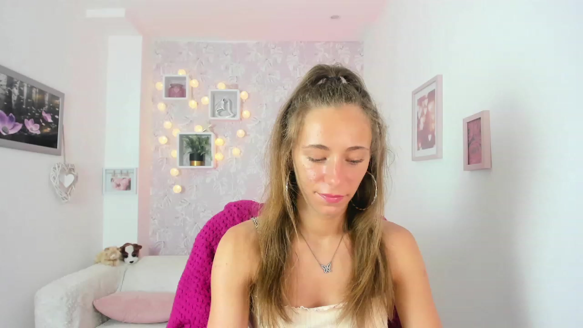 Gallery image thumbnail from Sasha_White18's myfreecams stream on, 05/30/2023, 13:55 image 10 of 20