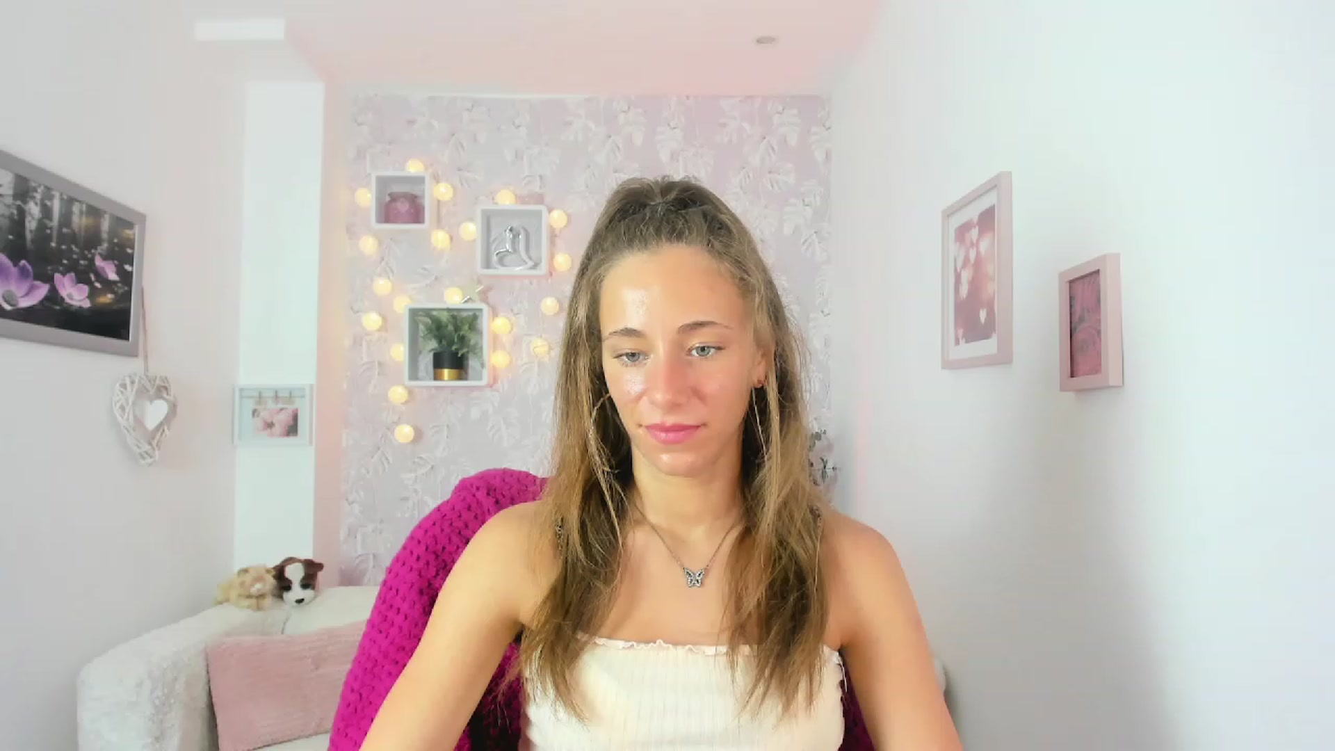 Gallery image thumbnail from Sasha_White18's myfreecams stream on, 05/30/2023, 13:55 image 17 of 20