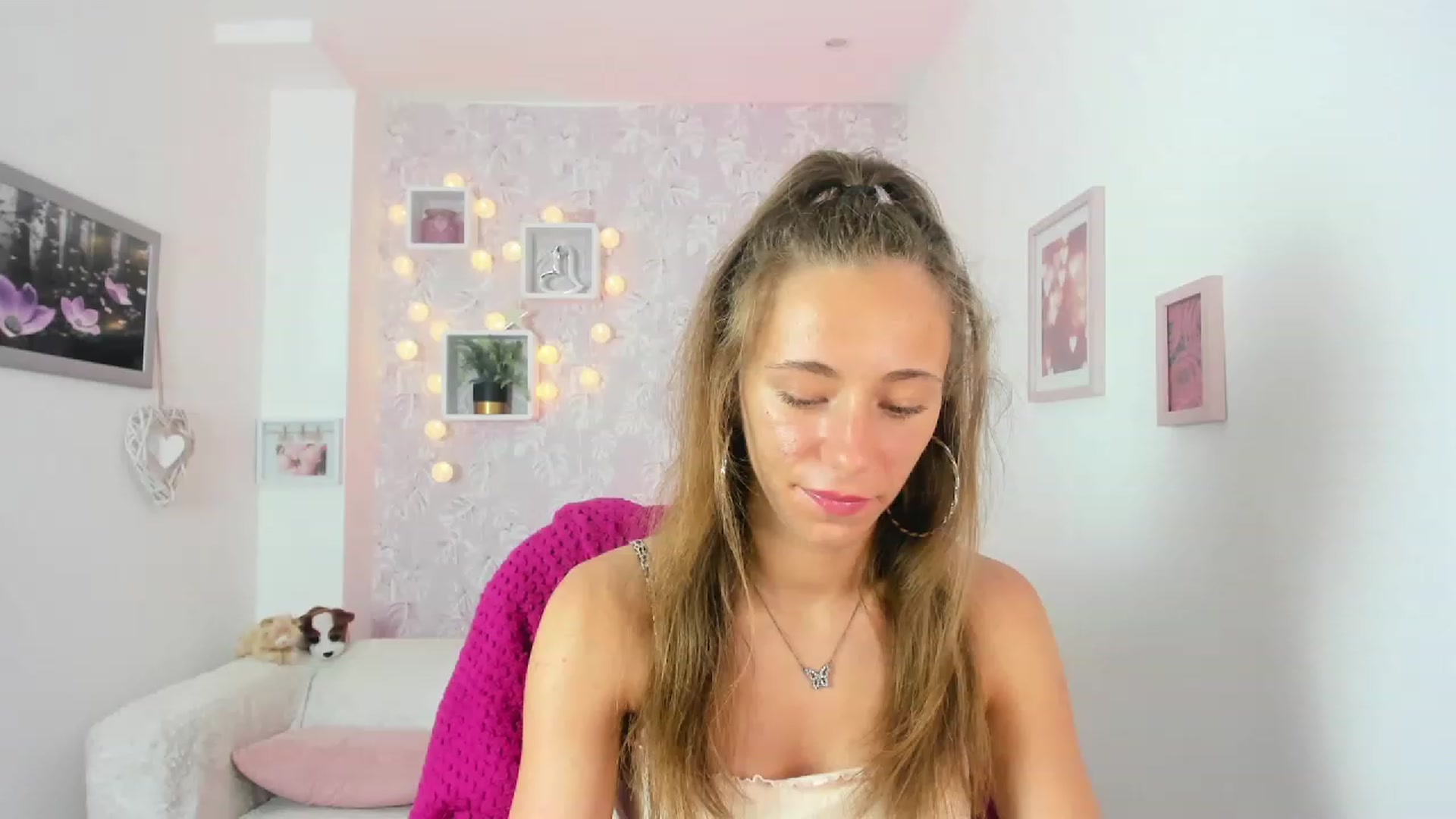 Gallery image thumbnail from Sasha_White18's myfreecams stream on, 05/30/2023, 13:55 image 9 of 20