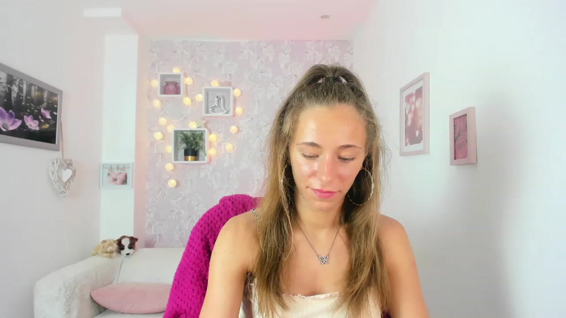 Gallery image thumbnail from Sasha_White18's myfreecams stream on, 05/30/2023, 13:55 image 11 of 20
