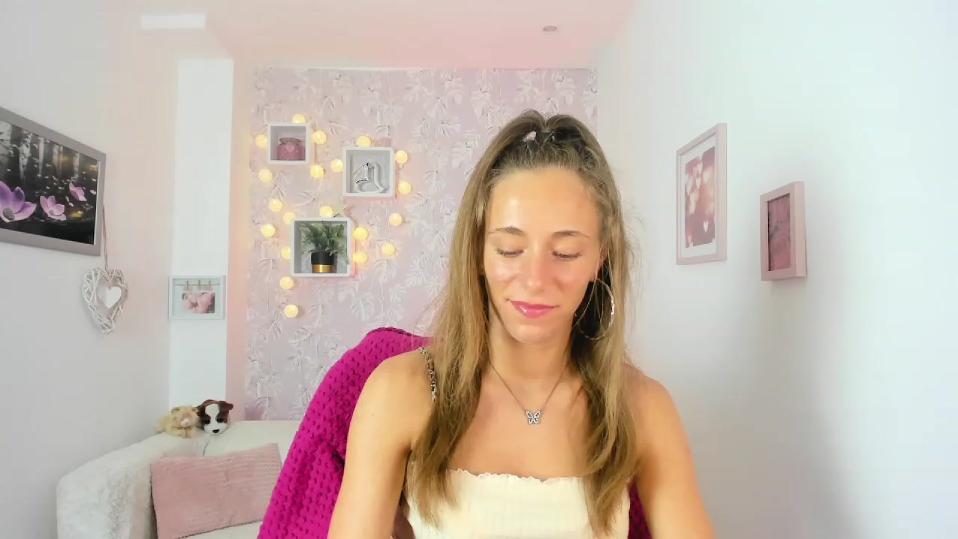 Gallery image thumbnail from Sasha_White18's myfreecams stream on, 05/30/2023, 15:46 image 18 of 20