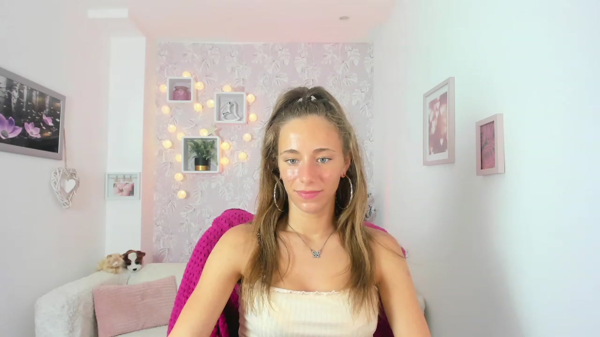 Gallery image thumbnail from Sasha_White18's myfreecams stream on, 05/30/2023, 15:46 image 6 of 20