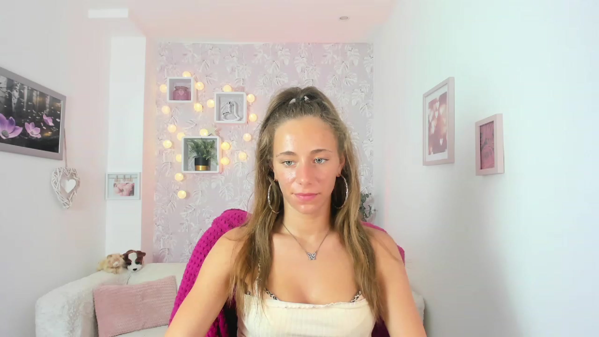Gallery image thumbnail from Sasha_White18's myfreecams stream on, 05/30/2023, 15:46 image 7 of 20